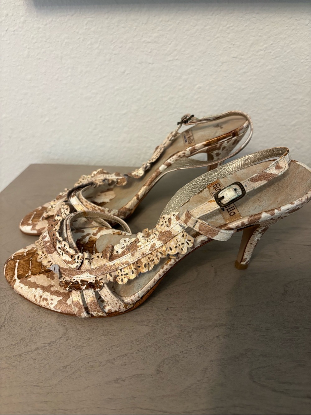 Vintage Gino Vaello beige brown snakeskin print laser cut slingback ruffle heels - Picture 2 of 9